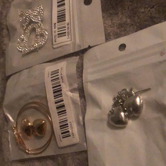 Heart earring lot never been opened - Picture 5 of 5